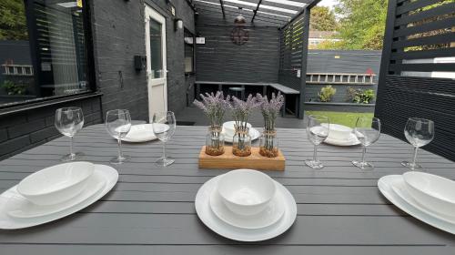 MODERN SUITES -5 Bedroom House- With FREE PARKING Birmingham city, Бирмингем (фото 8)