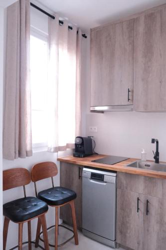 кухня, Séjour Chic et Cosy au Cœur de Versailles (Sejour Chic et Cosy au Cœur de Versailles) in Версаль