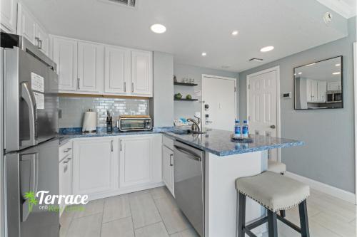 TerraceOn8 Key Lime - Private Terrace with Perfect View, Kitchen near Universal & OCCC in Orlando, USA
