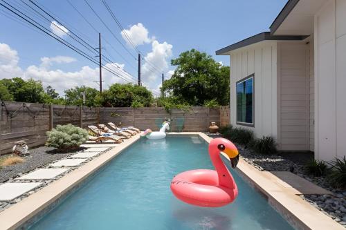 Stylish Home with Pool & Hot Tub near Downtown, Austin