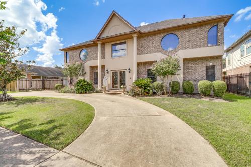 Elegant Houston Home with Gazebo and Game Room! in Houston, USA