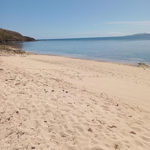 Maika beachside homestay in เกาะวายา