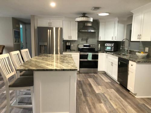 ห้องครัว, Hudson wide canalfront with 10,000 lb lift & floating dock in ฮัตสัน(FL)