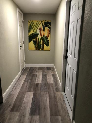 Hudson wide canalfront with 10,000 lb lift & floating dock in ฮัตสัน(FL)