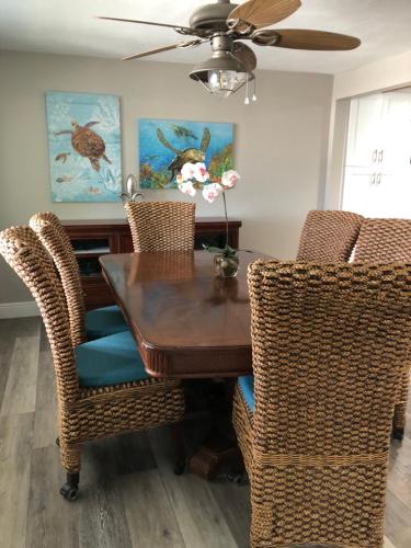 บริการและสิ่งอำนวยความสะดวก, Hudson wide canalfront with 10,000 lb lift & floating dock in ฮัตสัน(FL)