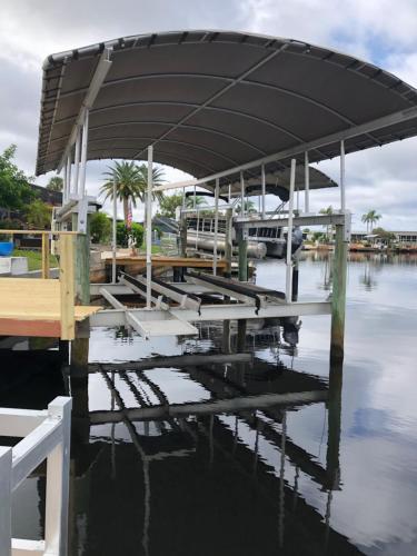 Hudson wide canalfront with 10,000 lb lift & floating dock in ฮัตสัน(FL)