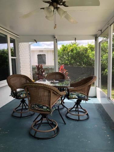 บริการและสิ่งอำนวยความสะดวก, Hudson wide canalfront with 10,000 lb lift & floating dock in ฮัตสัน(FL)