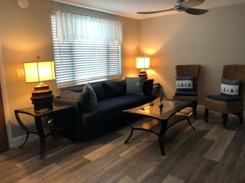 Hudson wide canalfront with 10,000 lb lift & floating dock in ฮัตสัน(FL)