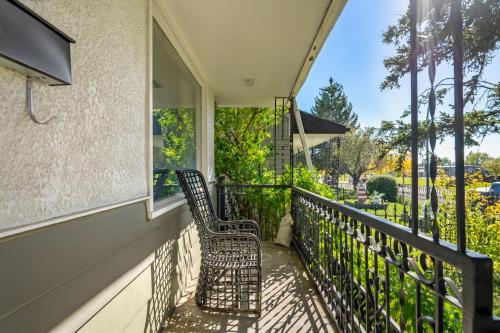 Digital Nomad's Calgary Inner City Gem 3Bd, 5Bed, Sleeps 8, Main Level - Tap to explore photos