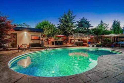 Cheerful exclusively whole house 3bedroom 3bath in Surrey, Canada