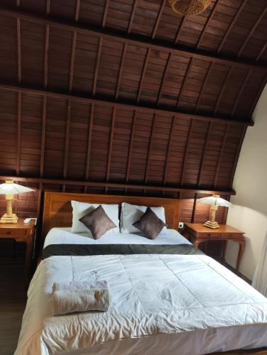 1 king bed, 1 twin bed