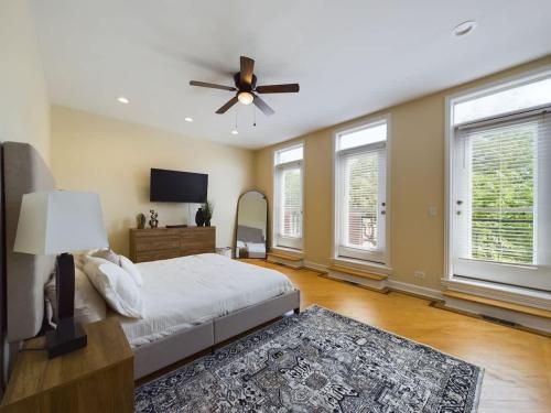 Luxe 4BR with Hot Tub & Game Room in Chicago, USA