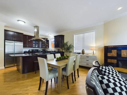Luxe 4BR with Hot Tub & Game Room in Chicago, USA