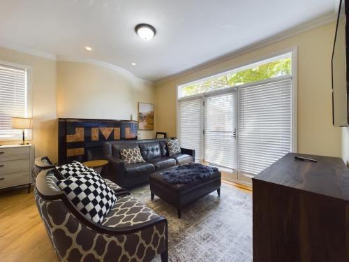 Luxe 4BR with Hot Tub & Game Room in Chicago, USA