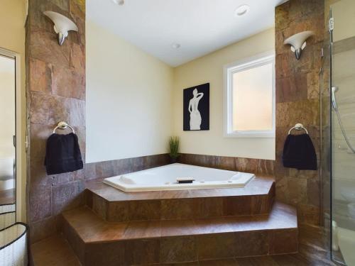 Luxe 4BR with Hot Tub & Game Room in Chicago, USA