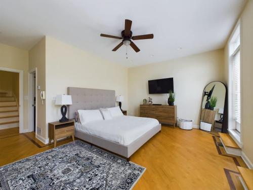 Luxe 4BR with Hot Tub & Game Room in Chicago, USA