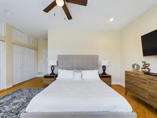 Luxe 4BR with Hot Tub & Game Room in Chicago, USA