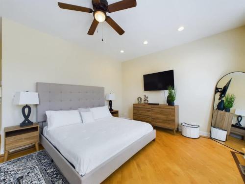 Luxe 4BR with Hot Tub & Game Room in Chicago, USA