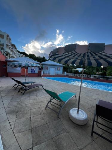 Bể bơi, Ananas Premium - Séjour Détente T2 Vue Mer avec Balcon Privé à Tartane (Ananas Premium - Sejour Detente T2 Vue Mer avec Balcon Prive a Tartane) in La Trinite
