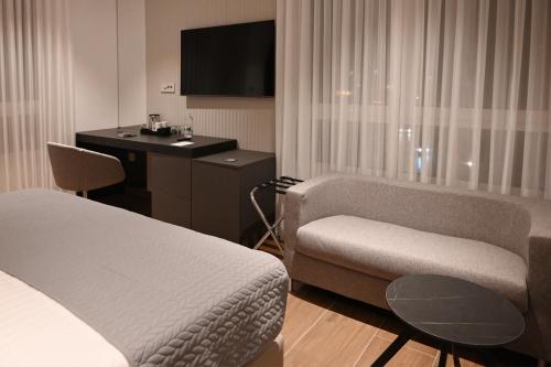 Family Room image 3