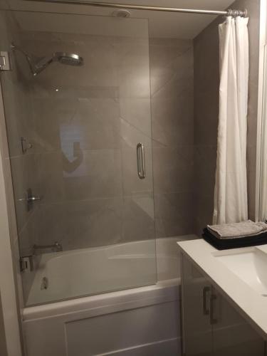 2-Bed Condo - Ultimate Comfort & Convenience for Corporate Stays in Vancouver, Canada