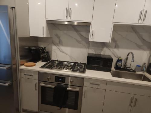 2-Bed Condo - Ultimate Comfort & Convenience for Corporate Stays in Vancouver, Canada
