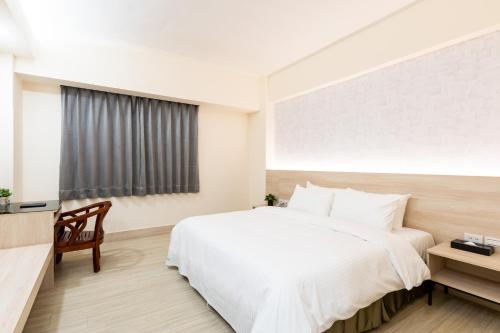 Small Double Room image 10