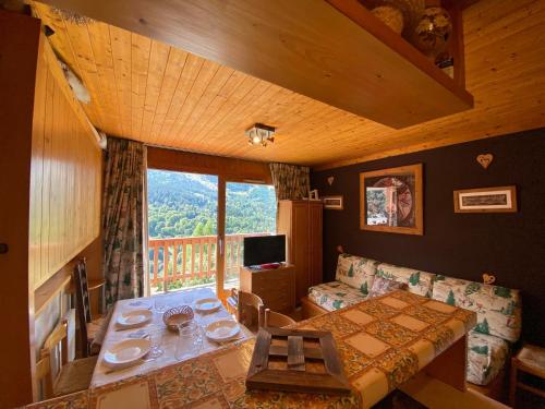 Studio cosy pour 4 personnes au centre de Méribel, proche pistes et commerces - FR-1-411-956 (Studio cosy pour 4 personnes au centre de Meribel, proche pistes et commerces - FR-1-411-956) in เลเซเรตตา