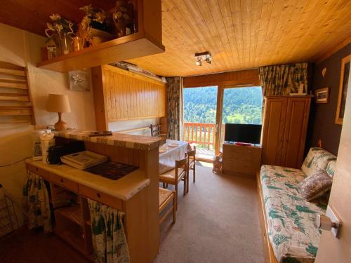 Studio cosy pour 4 personnes au centre de Méribel, proche pistes et commerces - FR-1-411-956 (Studio cosy pour 4 personnes au centre de Meribel, proche pistes et commerces - FR-1-411-956) in เลเซเรตตา