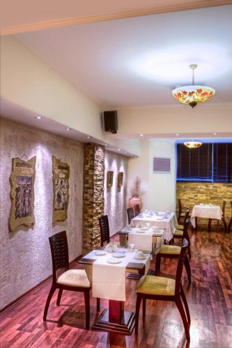 Nicola Hotel - image 9