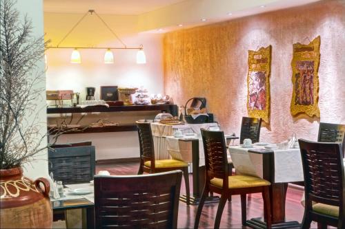 Nicola Hotel - image 8