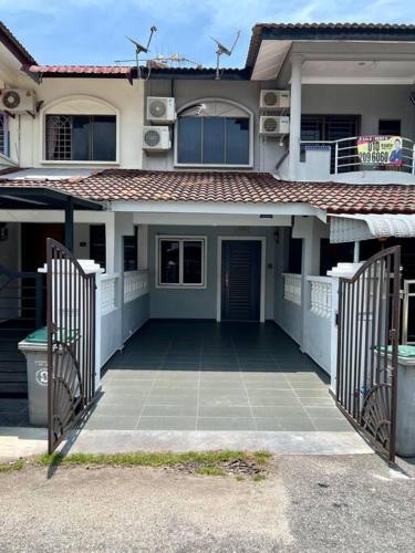 Melaka K-Laksamana area N5 3BR-10pax-Wifi