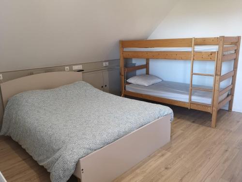 1 double bed, 1 bunk bed