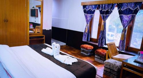 !!! Hotel Hilltop at Mall Road Manali !!! With Open Terrace !! Family Hotel !!