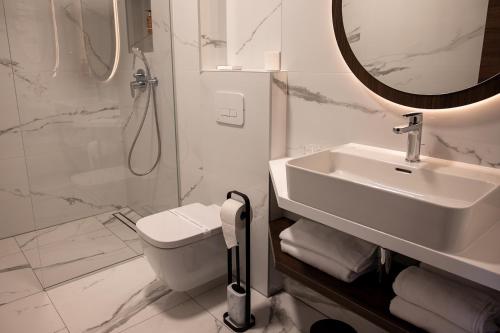 Deluxe Double Room image 6