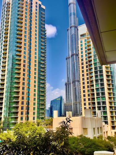 Stylish 2BR I Partial Burj View I Downtown Dubai, Dubaj