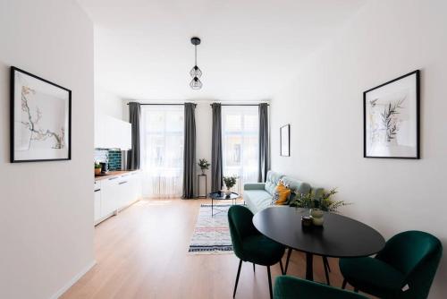 Unique Old Town 2BR Oasis with Sofa Bed - image 10