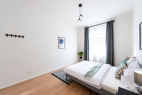 Unique Old Town 2BR Oasis with Sofa Bed - image 9