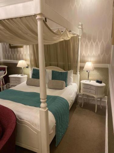 Junior Suite with Spa Bath image 4