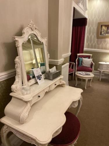 Junior Suite with Spa Bath image 5