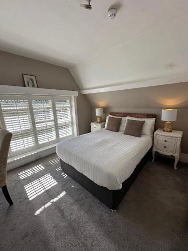 Standard Double Room image 9