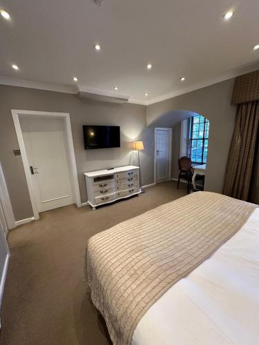 Luxury Suite image 10