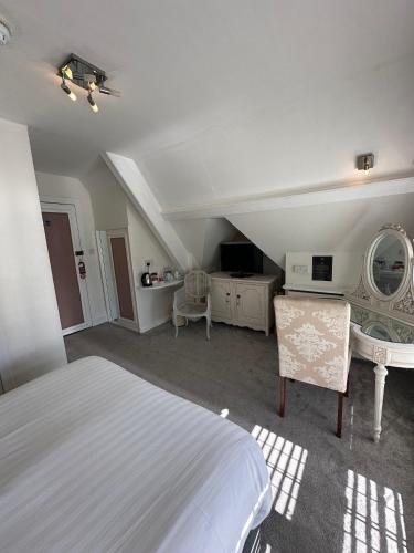 Standard Double Room image 7