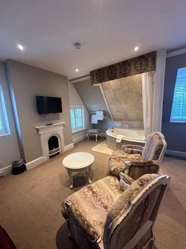 Luxury Suite image 4
