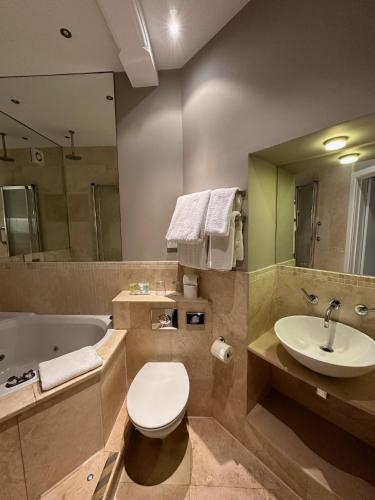 Luxury Suite image 3