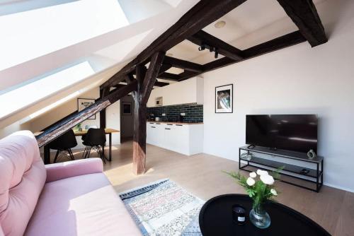 Wonderful Romantic Old Town Apt - image 3
