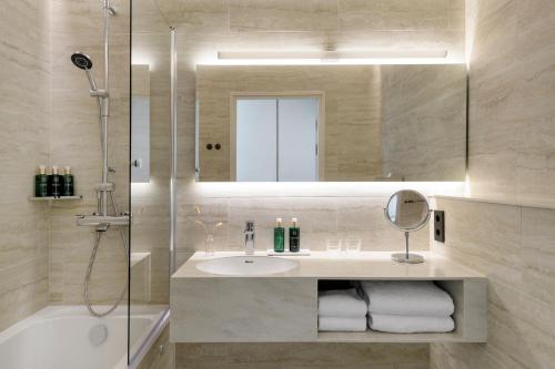 room detail thumbnail 2