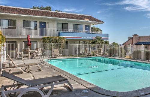 Swimming pool, Motel 6-Mojave, CA in Mojave (CA)