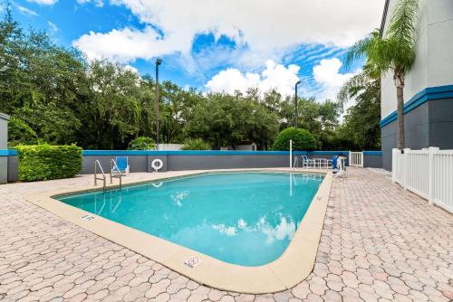 Swimming pool, Suburban Studios Orlando - Ocoee/Winter Garden in Ocoee