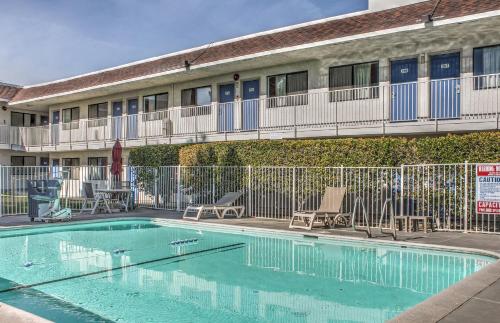 Úszómedence, Motel 6 Mojave, CA in Mojave